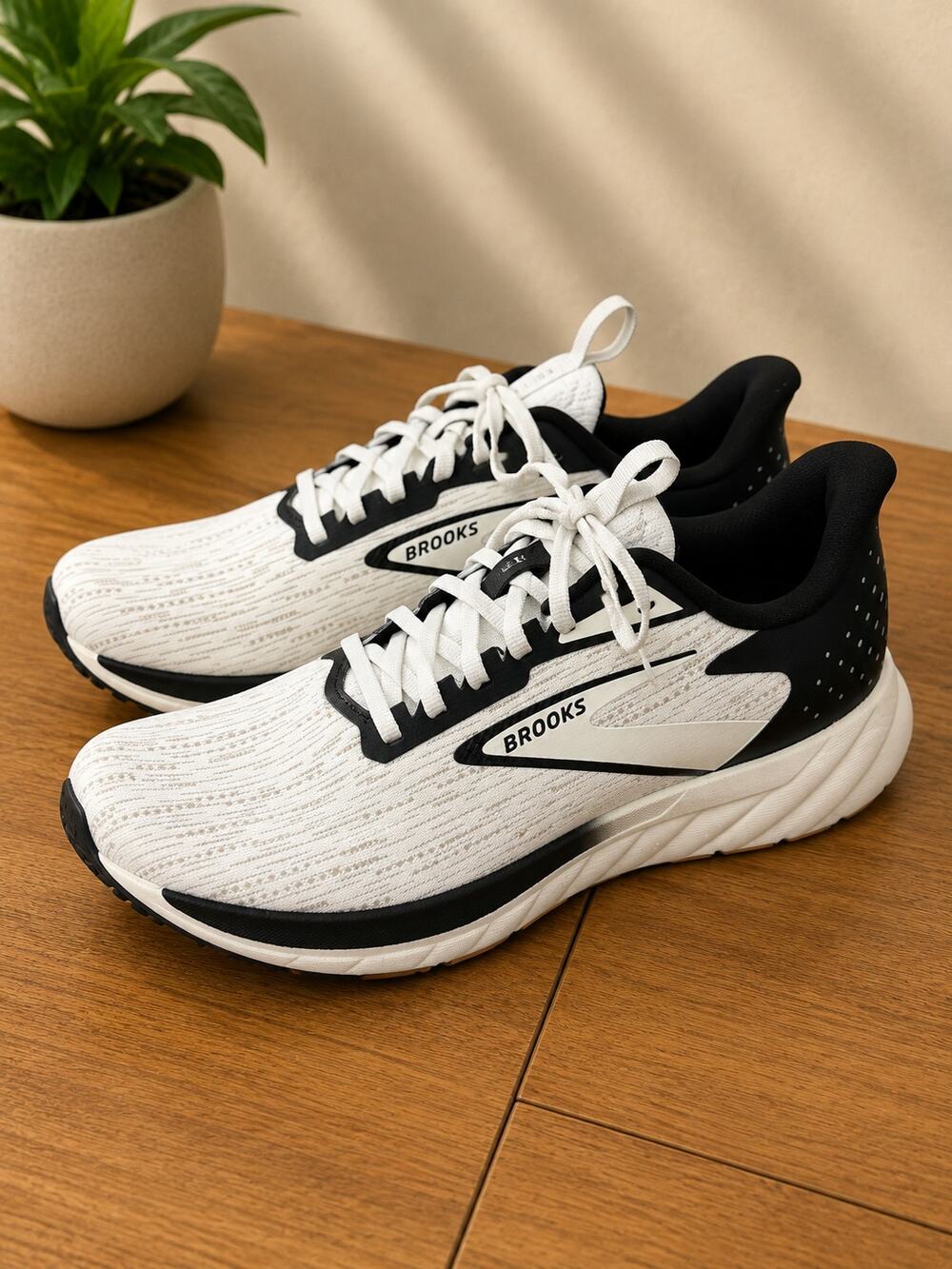 USED Brooks Men’s Anthem 7 Neutral Running Shoe - White/Black/Tan - 12 Medium